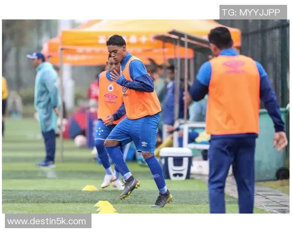 足球明星之子成为豪门赘婿引发热议家庭背景与未来发展备受关注 足球明星之子成为豪门赘婿引发热议家庭背景与未来发展备受关注