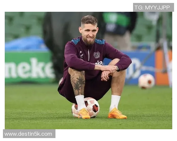 2021年度足球明星精彩瞬间回顾与经典照片集锦 2021年度足球明星精彩瞬间回顾与经典照片集锦